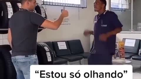 Indo atender um cliente mais ele só está olhando