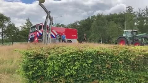 Firefighters join the Dutch farmers protests 🙏🏻