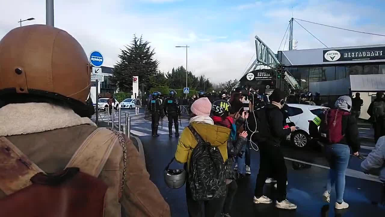 Avant le Meeting de E ZEMMOUR - La Police tente de repousser les antifas à Villepinte