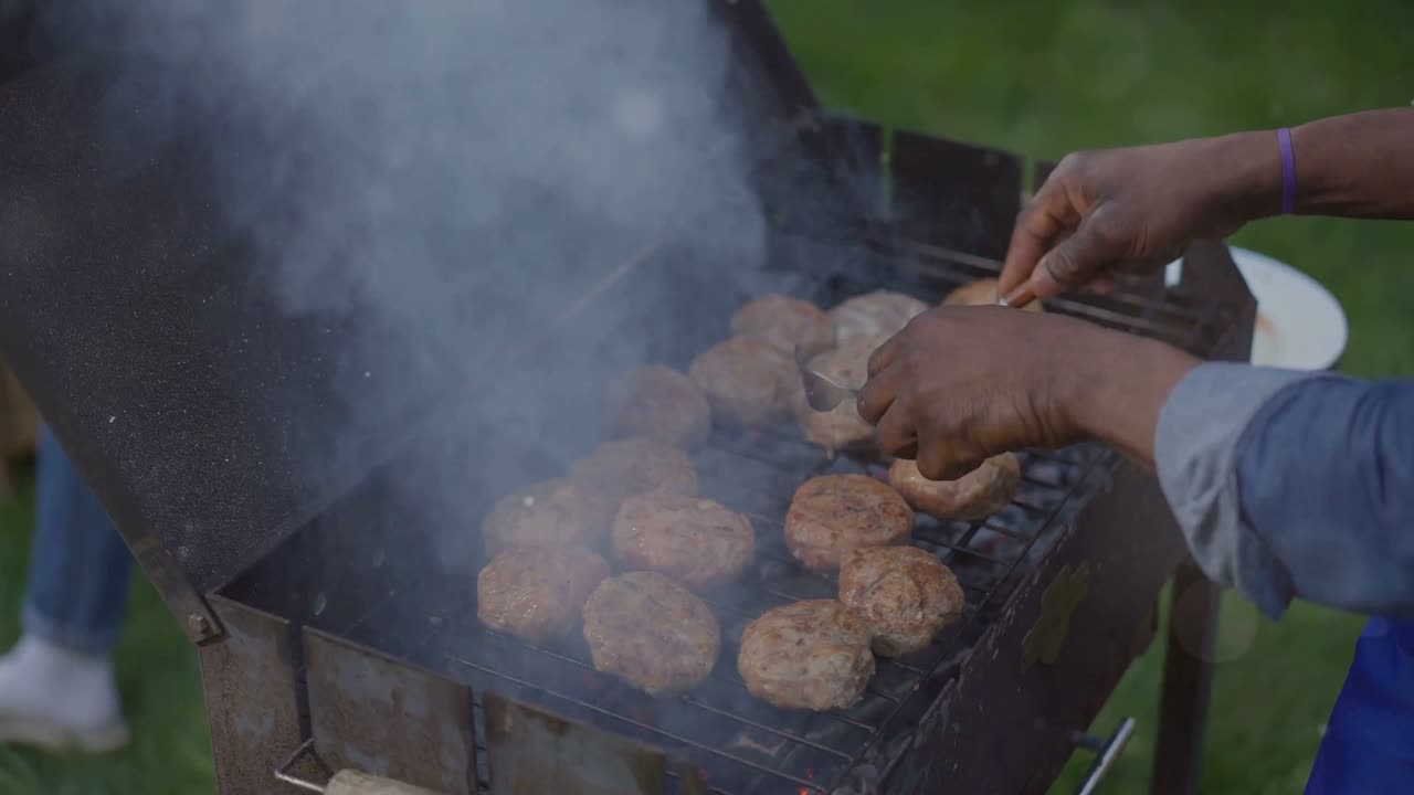 The Ultimate Guide to BBQ Grills - Propane, Charcoal, and Smokers