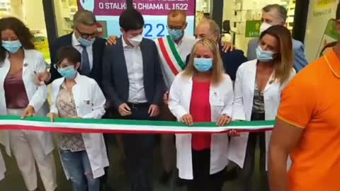 Ministro Speranza sfida il popolo inaugurando una farmacia