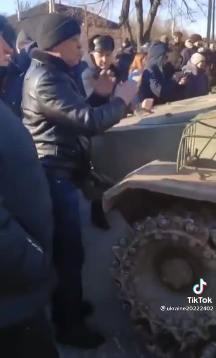 Ukrainian Civilians Block Russian Convoy in Chernihiv, 1st March 2022