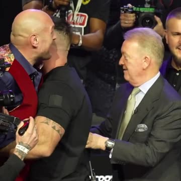 TYSON FURY AND USYK FACE OFF WITH THEIR FOREHEADS