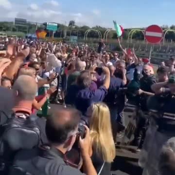 Italian Police Officers Taking The Side of The People THEY SWORE TO PROTECT!!!