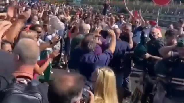 Italian Police Officers Taking The Side of The People THEY SWORE TO PROTECT!!!