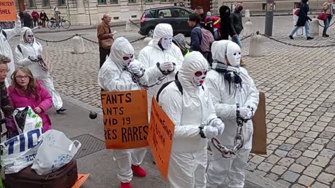 Les Masques BLancs Lyon Action Esclavage Vieux Lyon le 18 décembre 1ere partie.