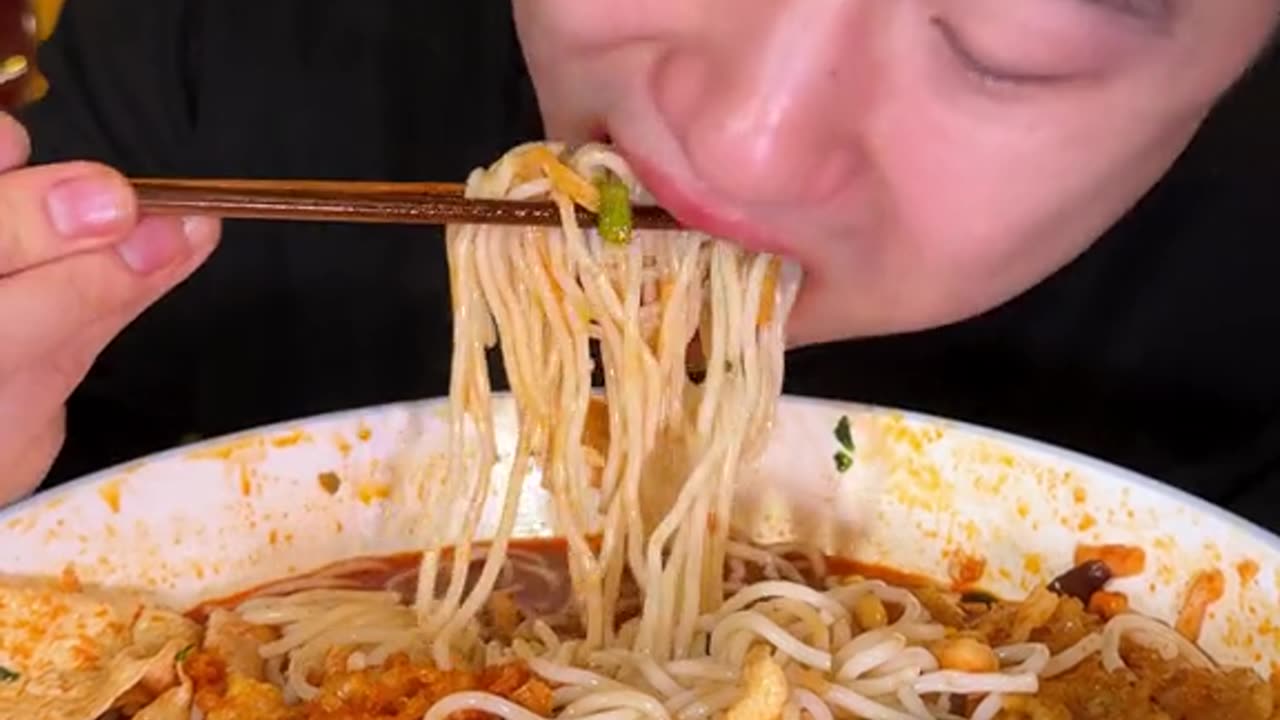 Buy And Eat Spaghetti With Super Lots of Meat Toppings