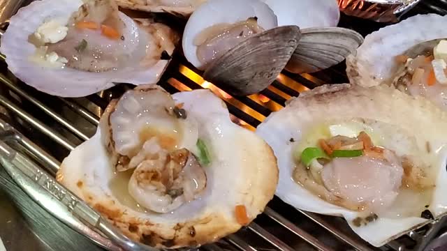 Delicious grilled clams