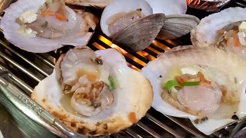 Delicious grilled clams