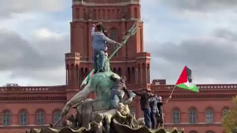 Anti-Israel protesters have taken over the streets of Berlin. Climing on hostorical monuments