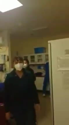 Sanitarios chilenos rehusan atender pacientes por el bono $Covid$ en hospitales "colapsados" vacíos