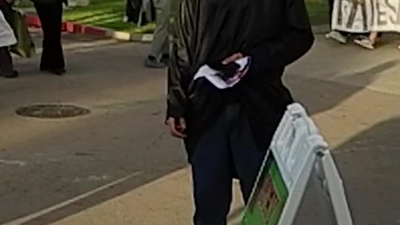 A Muslim thief caught on camera in BALBOA PARK