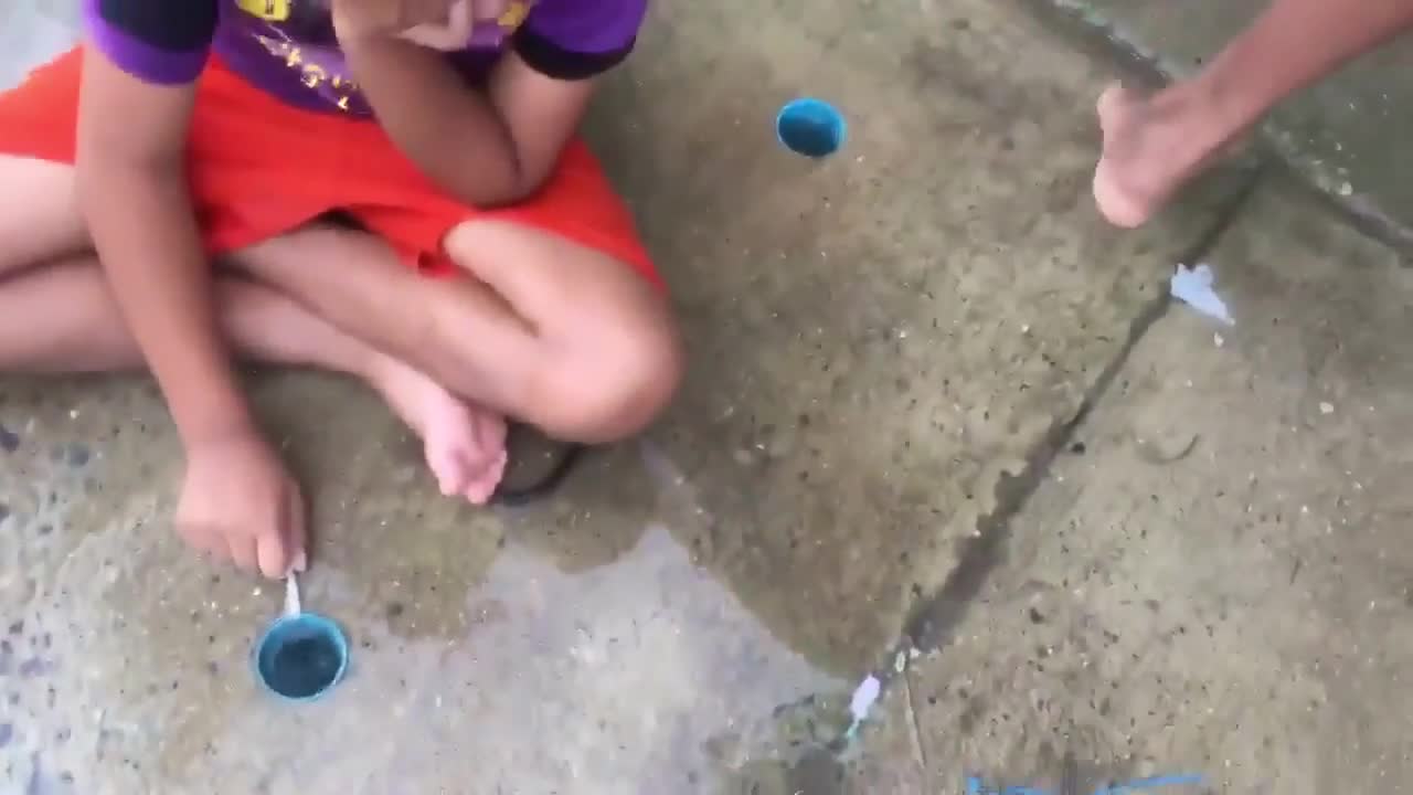 Strange with the way Vietnamese children fish in the sewers