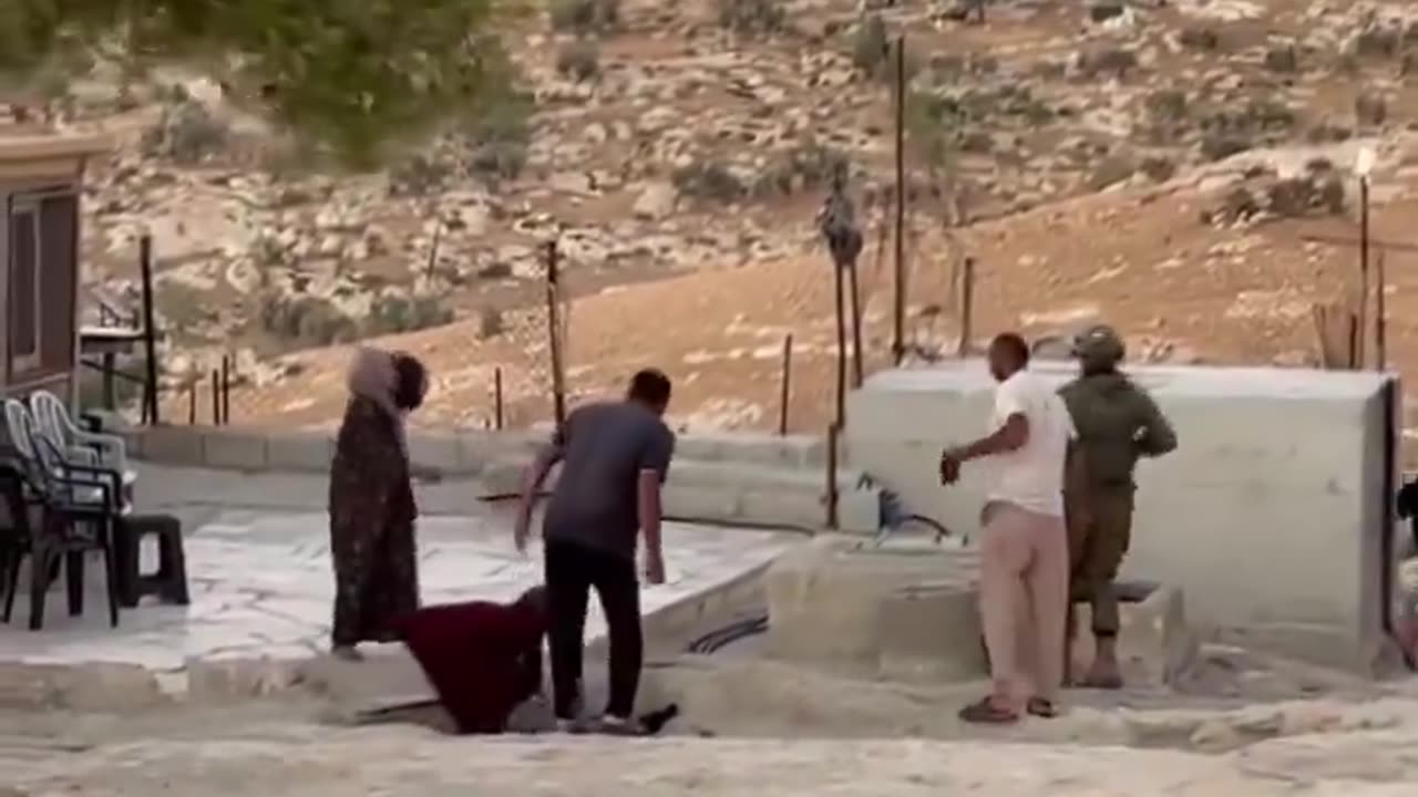 ISRAEELI SETTLERS GATHERED FROM WORLD OCCUPIED THEIR LAND AND START BEATING PALESTINIONS