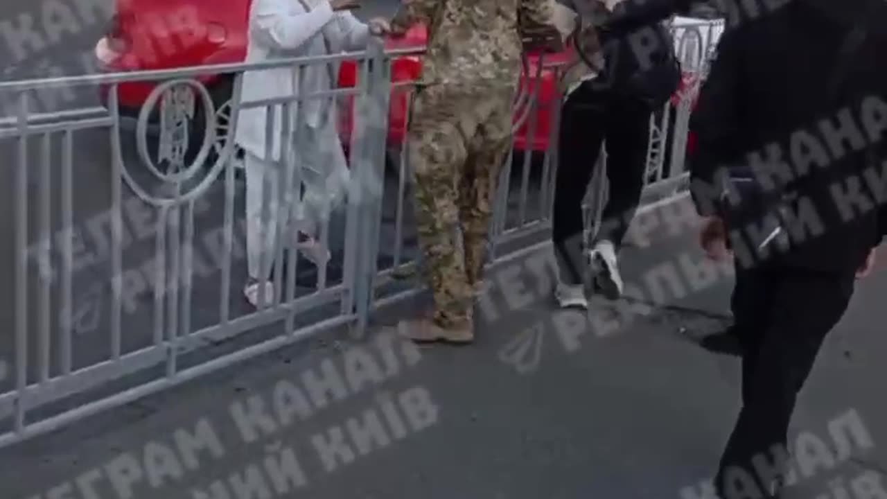 ♨️In Kyiv, they got to the students. Another video of an attempt at "voluntary