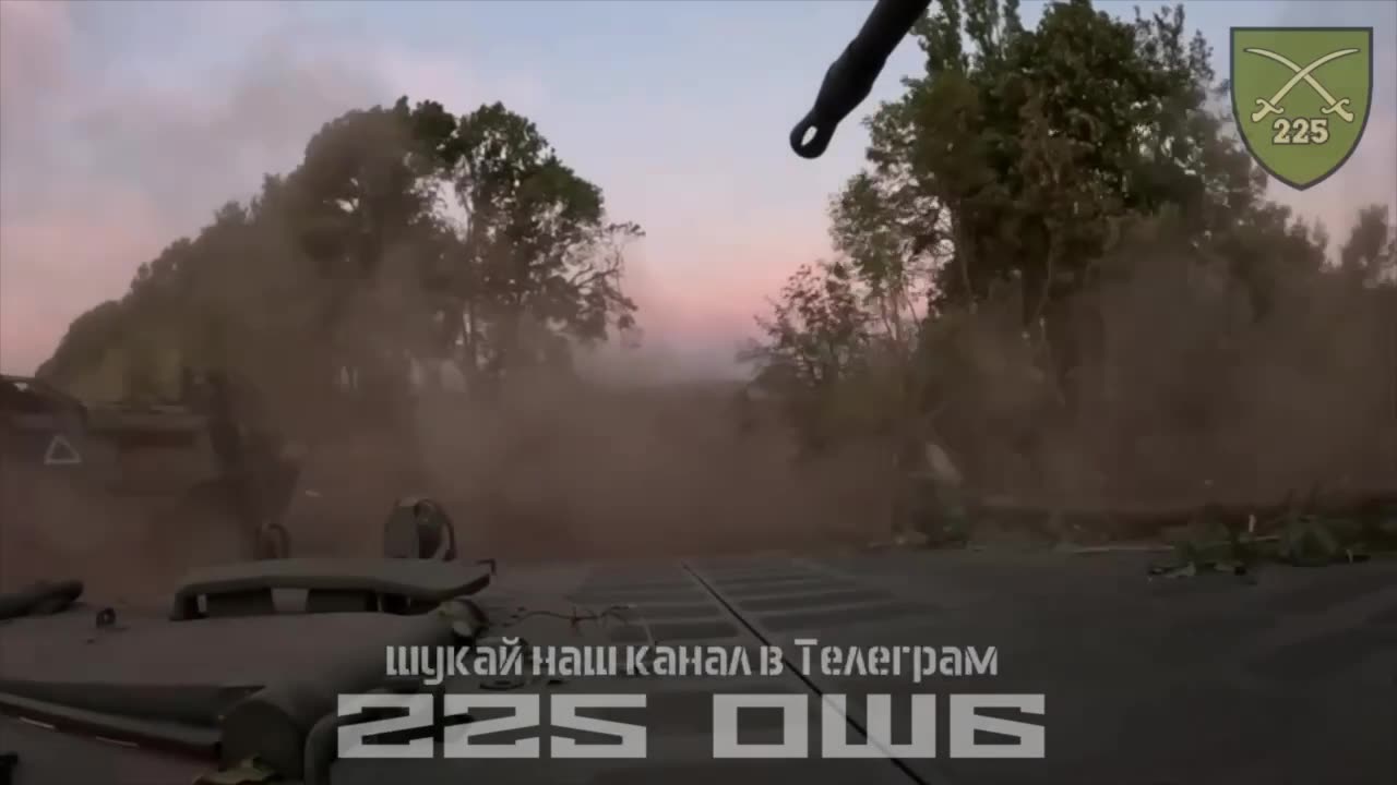 💪🔥 A pair of Ukrainian "Marder" fire at positions with Russian infantry in the
