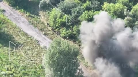 Russian artillery strikes a group of Ukrainian infantry that are closely grouped together