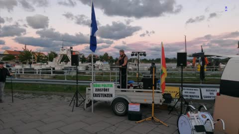 Wolgast - Martin spricht zu den Versammlungsteilnehmern 30-08-2022