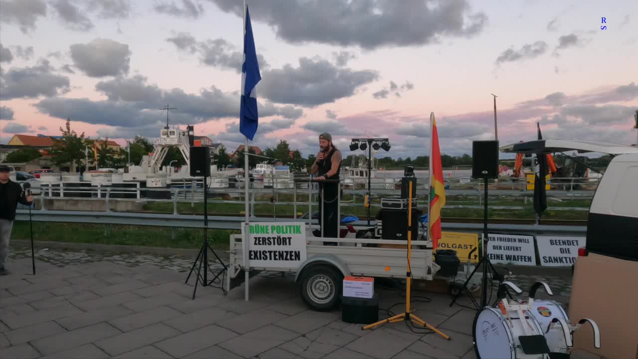 Wolgast - Martin spricht zu den Versammlungsteilnehmern 30-08-2022