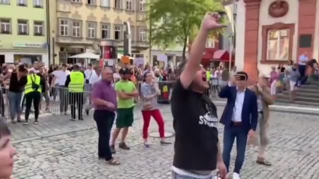 «Προδότη του λαού», Διαδηλωτές κατά Υπουργού