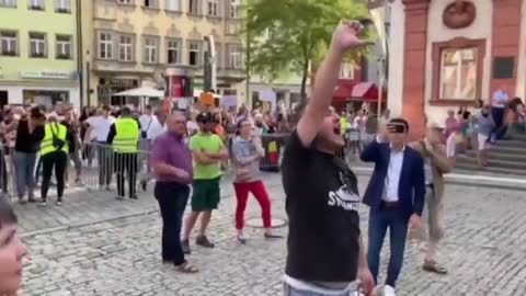 «Προδότη του λαού», Διαδηλωτές κατά Υπουργού