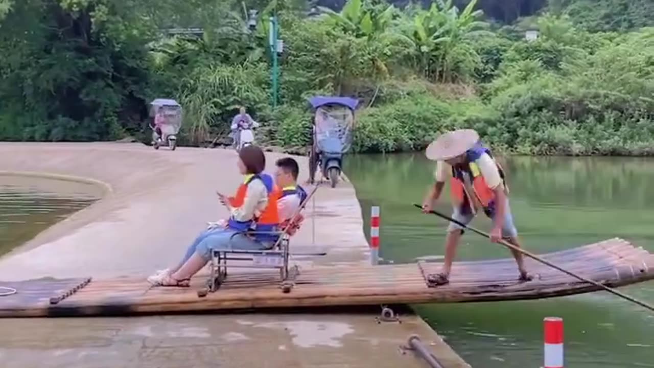 How bamboo rafts pass dams