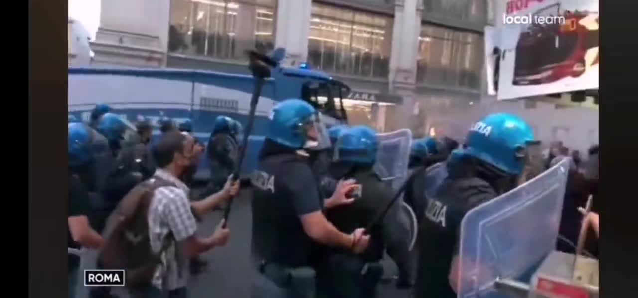 Italy - Police attacking citizens