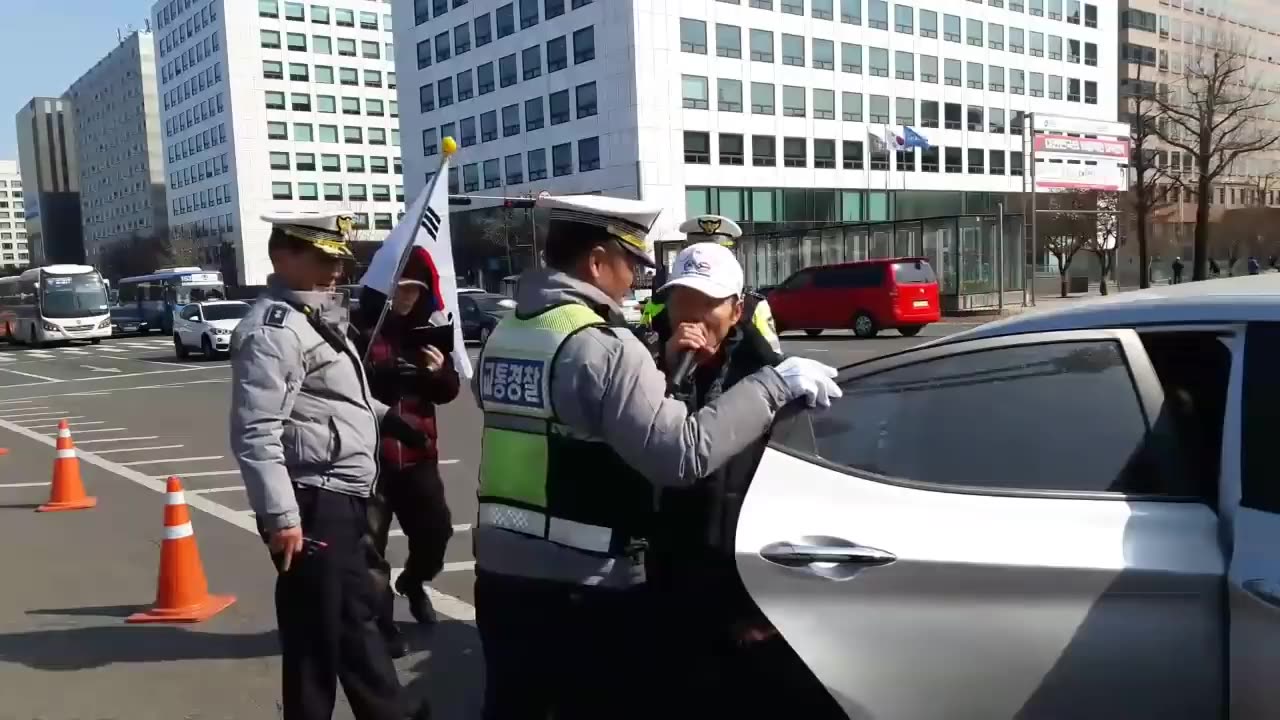 20190222_V3_S01(wxurbSD9JSs)국회앞에서 경찰도 손을 쓸수 없는 깡다구 맨