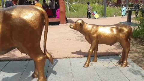 Bull statue in the park
