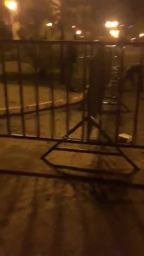 В Сухуми у администрации Аслана Бжания строят баррикады