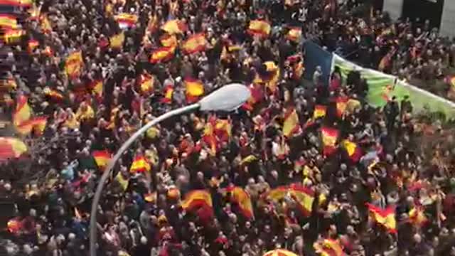 Medio millón de españoles cantan el himno de España en Plaza Colón contra Sánchez