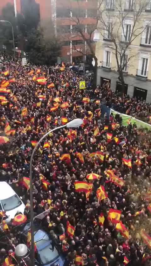 Medio millón de españoles cantan el himno de España en Plaza Colón contra Sánchez