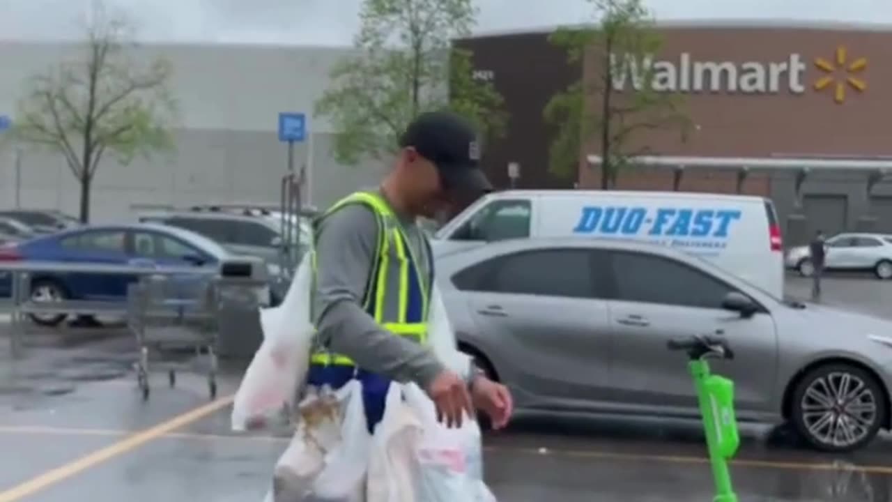 This Guy’s Grocery Hack Is Next-Level: No Bags, Just a Waist Belt! 🛒😎