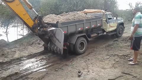 D60 drlisando na subida carregado de areia galera do chapéu virado