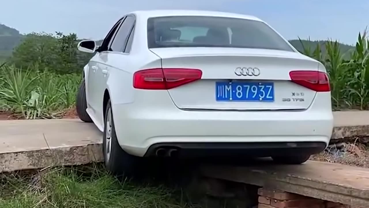 Skilled driver gets out out of an impossible situation