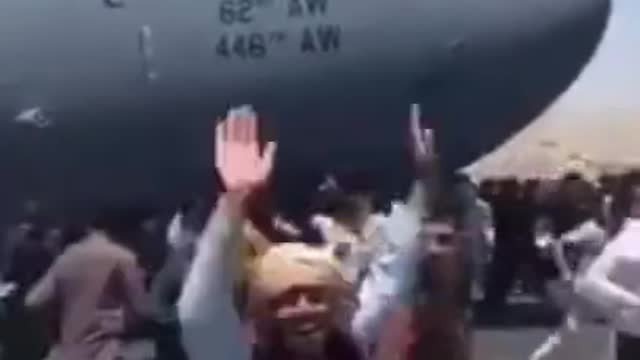 Afghanis Hastily Grabbing At US Air Force C17