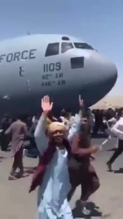 Afghanis Hastily Grabbing At US Air Force C17