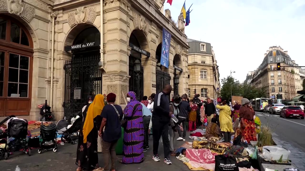 Homeless families in Paris demand housing outside city hall