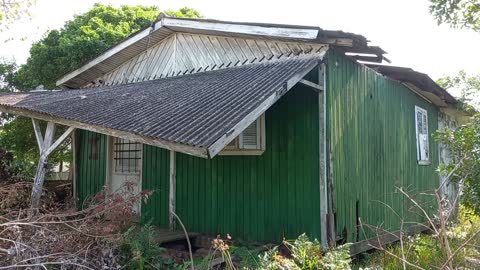 Casa abandonada está se desmanchando