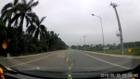 Driver Narrowly Avoids Kids Darting Out into Street