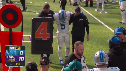 Lions RB David Montgomery helped off the field with a leg injury