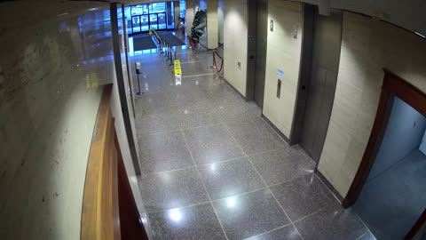 8003FCOB01ElevatorLobby_2021-01-06_16h20min01s150ms.mp4
