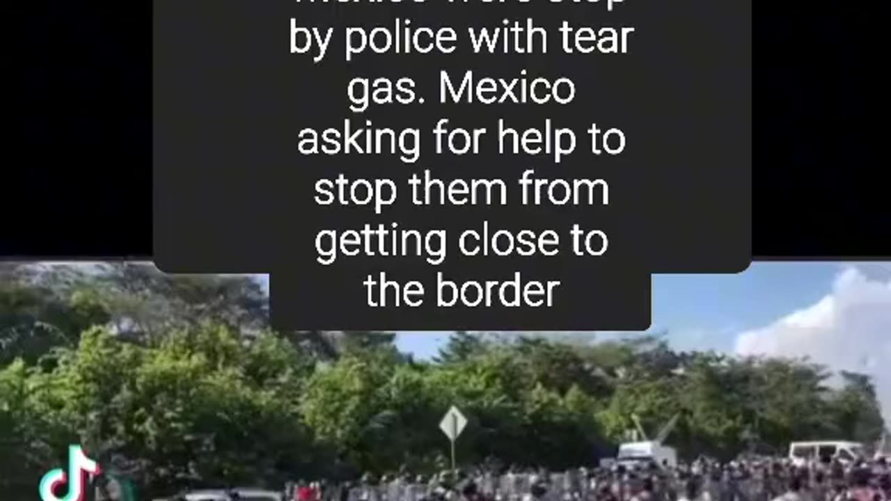 Migrants rush Mexico border