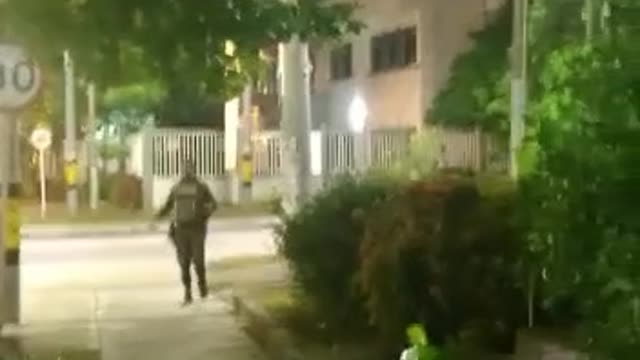 Lanzan granada a estación de Policía de Los Caracoles