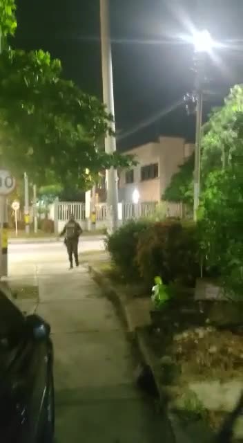 Lanzan granada a estación de Policía de Los Caracoles