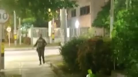 Lanzan granada a estación de Policía de Los Caracoles