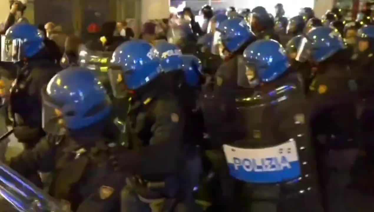 Fredelig protest mod covid-pas og mandater uge 44 i Trieste blev afbrudt af politi