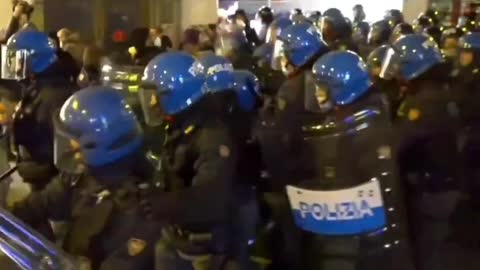 Fredelig protest mod covid-pas og mandater uge 44 i Trieste blev afbrudt af politi