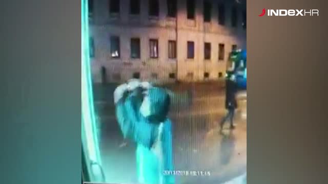 Čovjek napao zlatarnu sjekirom