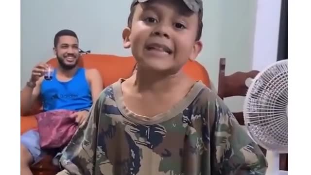 Engraçado bota o fuzil pra canta para pum